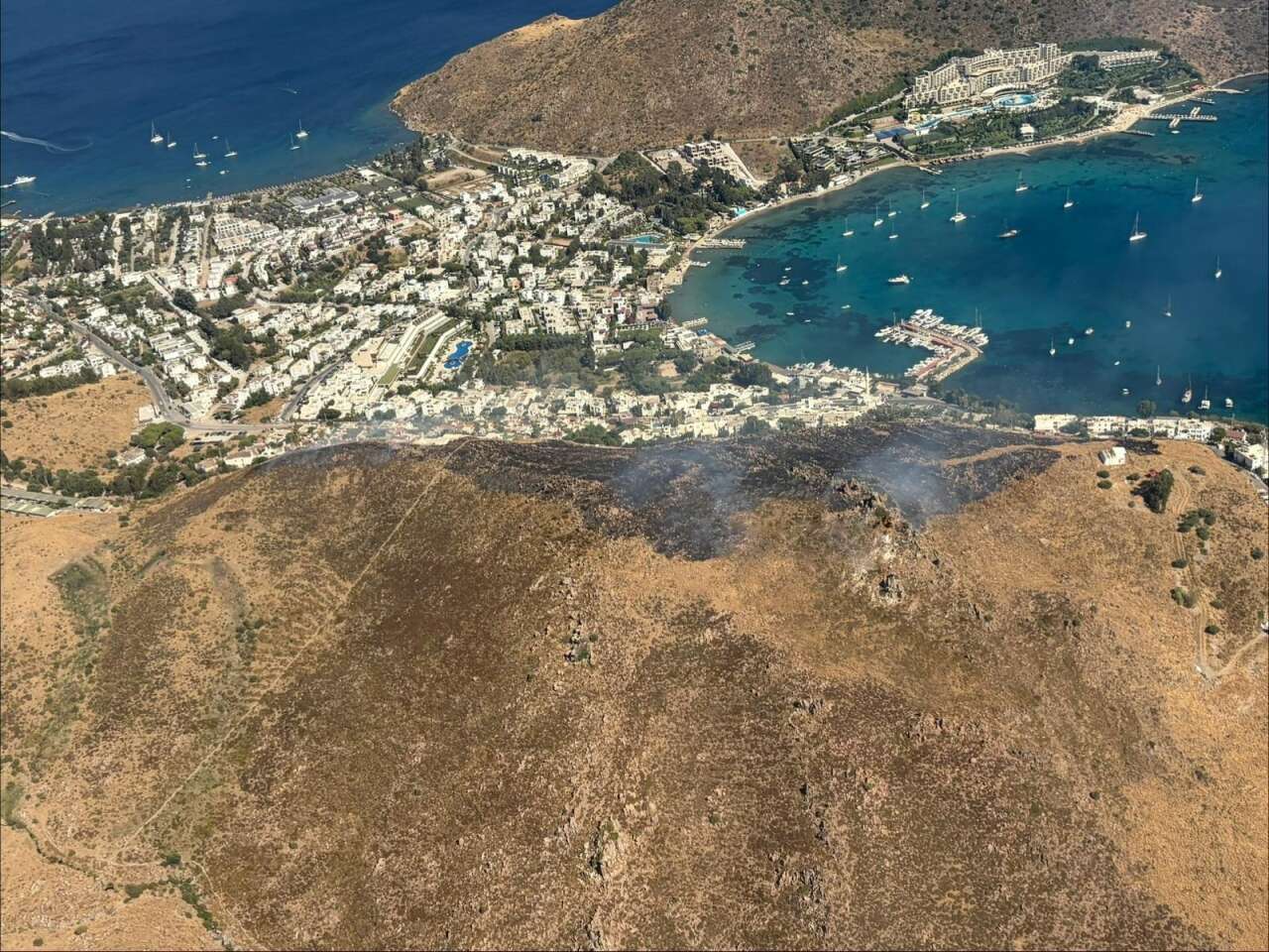 Bodrum Akyarlar’da Yangın Kontrol Altına Alındı, Sahil Güvenlik Helikopterlere Su Alma Operasyonunda Destek Verdi 1